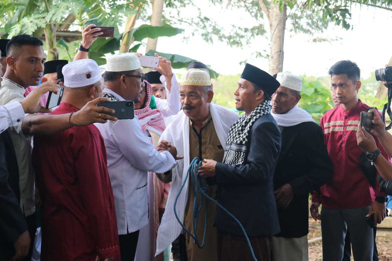 Gubernur dan Keluarga Shalat Idul Adha Bersama Masyarakat Kabupaten Buru
