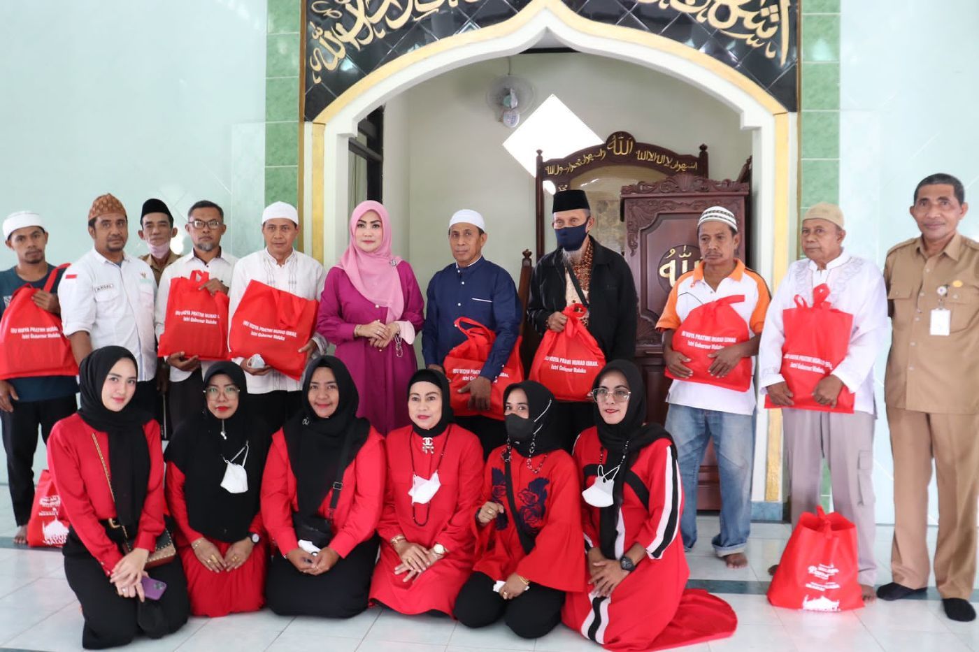 Widya Pratiwi Kembali Berbagi Sembako Untuk Pengurus Masjid di Kota Ambon