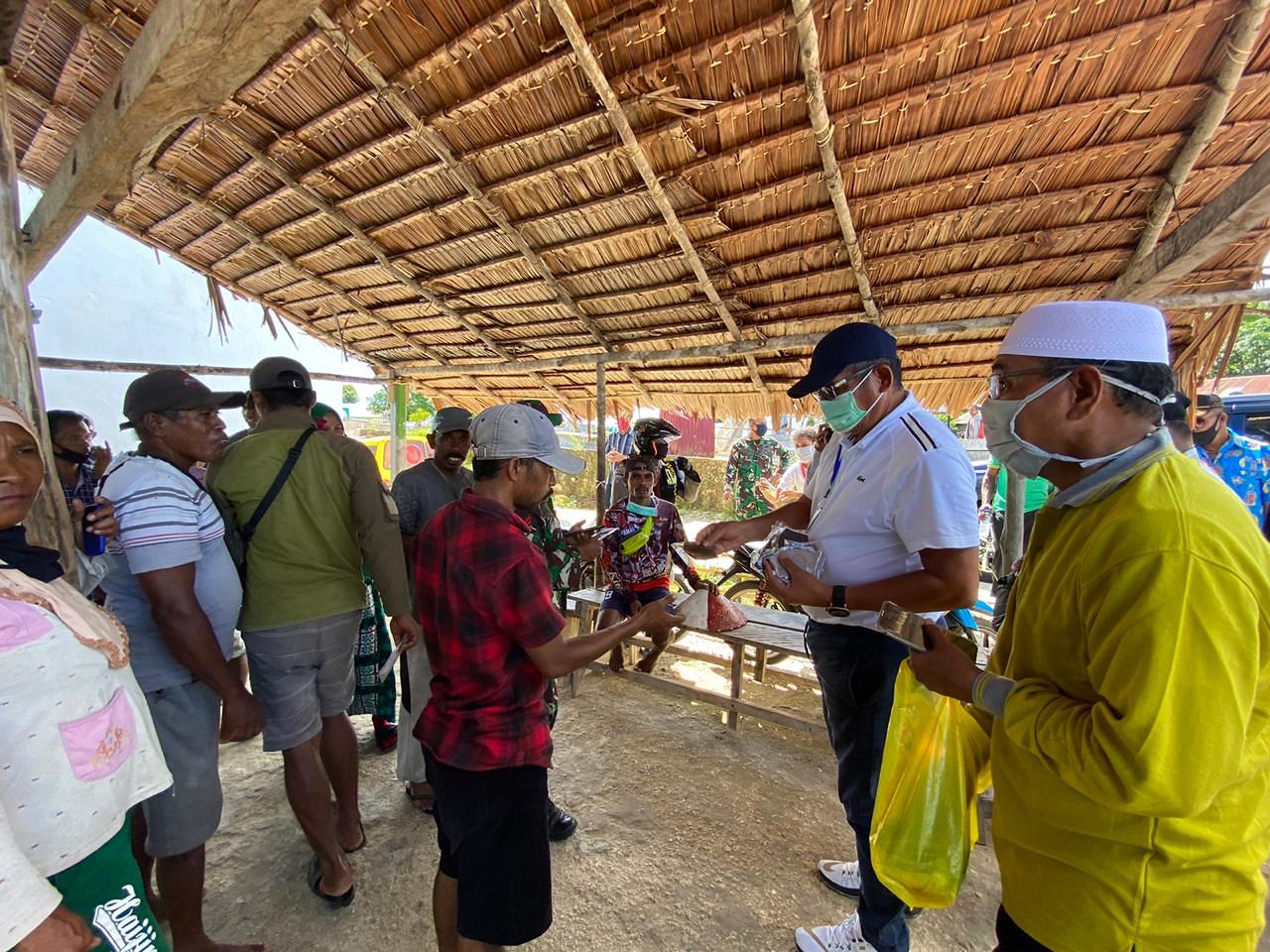 Hanubun Serahkan Bantuan Bagi Pelaku Perjalanan yang Dikarantina di Ohoi Dian Pulau