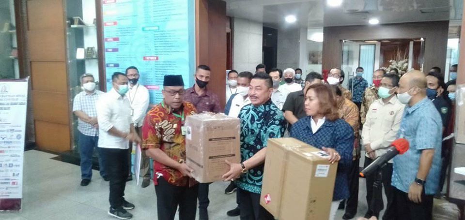 OJK, BNI dan BMW Serahkan Bantuan Bagi Pemprov Maluku