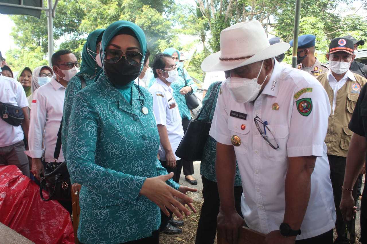 Gubernur Maluku Bersama Ketua TP PKK  Serahkan Bantuan Bagi Pengungsi Gempa Tehoru