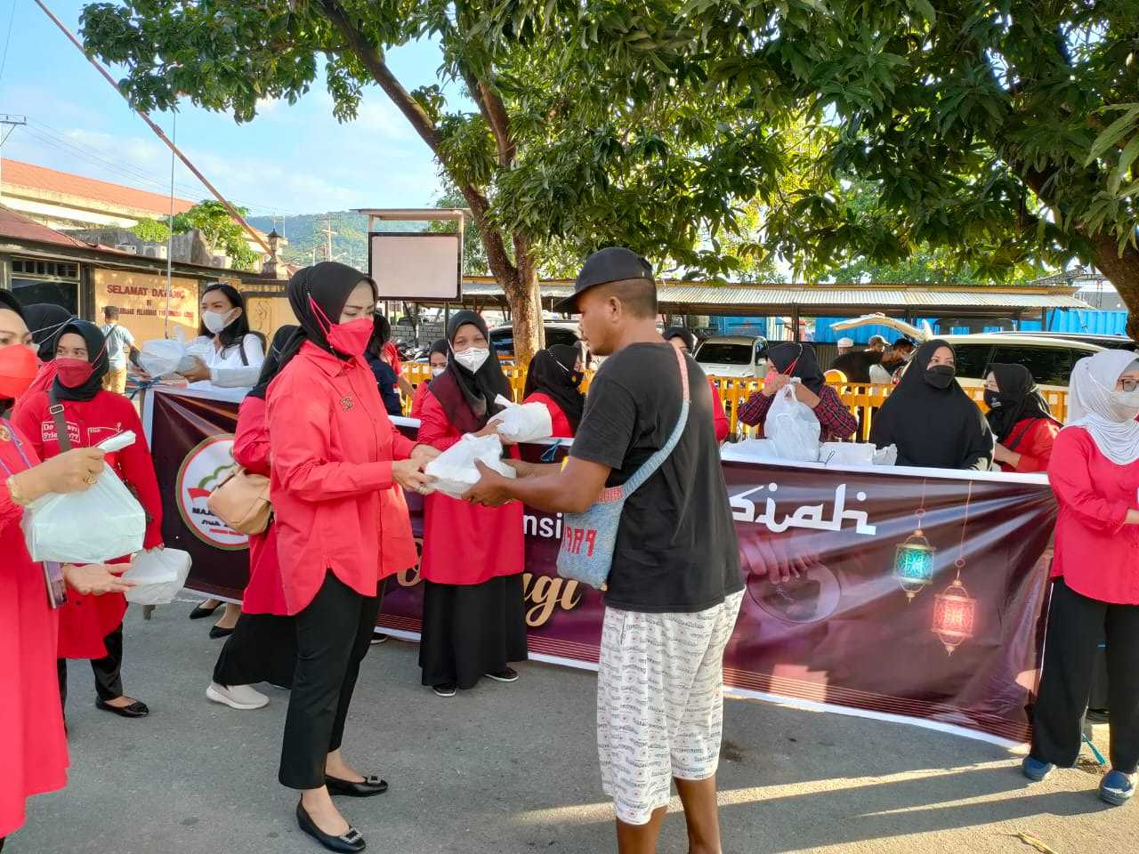 Peduli Sesama, Isteri Gubernur Maluku dan MT Nur Asiah Berbagi di Bulan Suci Ramadhan