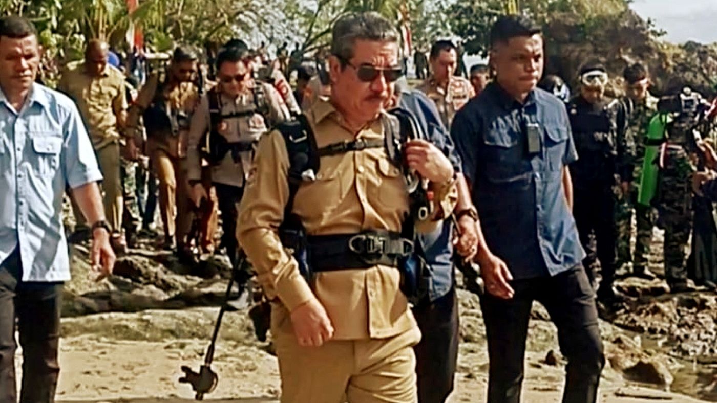 Gubernur Maluku Kibarkan Merah Putih Bawah Laut di Tulehu, Gaungkan Kejayaan Maritim Indonesia