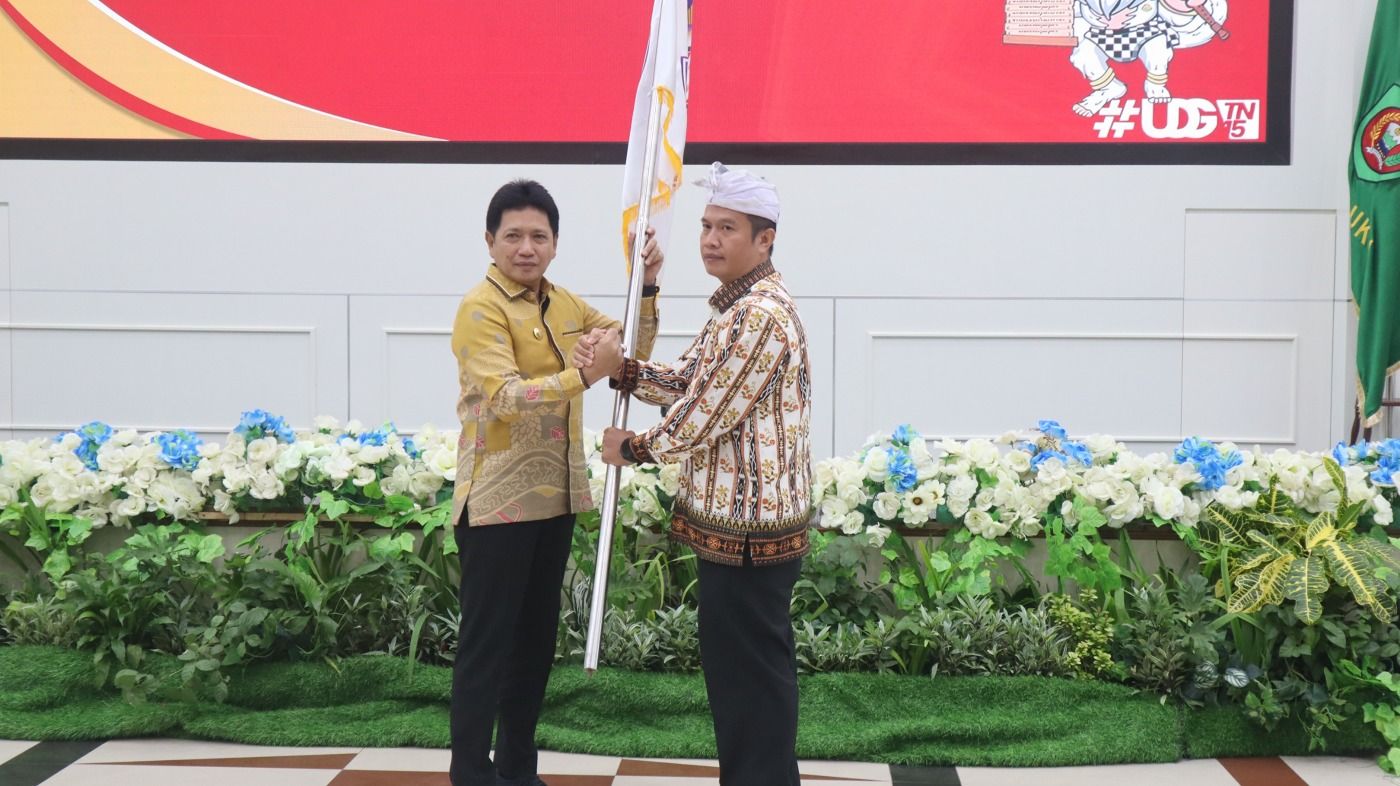 PJ. GUBERNUR MALUKU LEPAS KONTINGEN UDG MALUKU IKUT LOMBA TINGKAT NASIONAL KE - XV  