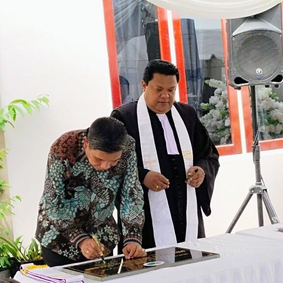 BODEWIN WATTIMENA  TANDATANGANI PRASASTI GEDUNG PASTORI 3 JEMAAT GPM HALONG SEKTOR EBET EDEN