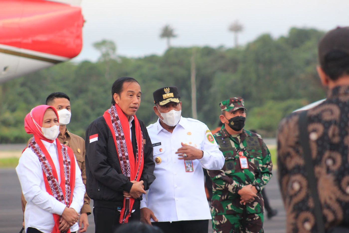 Presiden Jokowi Bersama Istri dan Rombongan Disambut Gubernur Maluku di Bandara Matilda Batlayeri Saumlaki