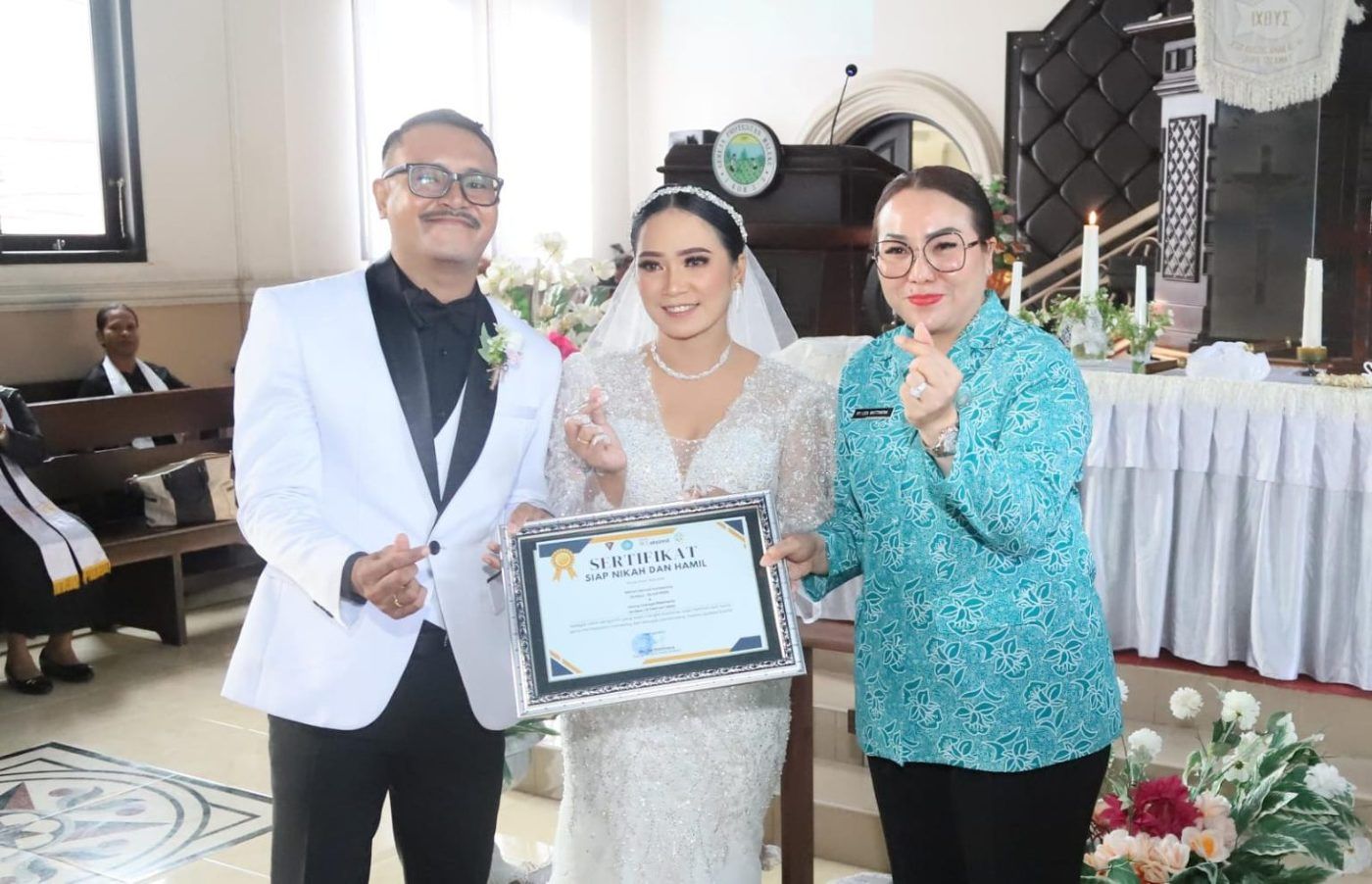 Upaya Penurunan Stunting Kota Ambon, Ny. Lisa Wattimena Serahkan Sertifikat Elmisil Bagi Calon Pengantin