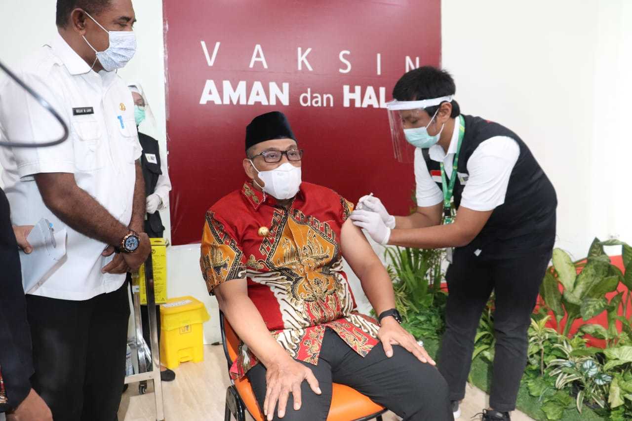 Gubernur Maluku Disuntik Dosis Kedua Vaksin Covid-19