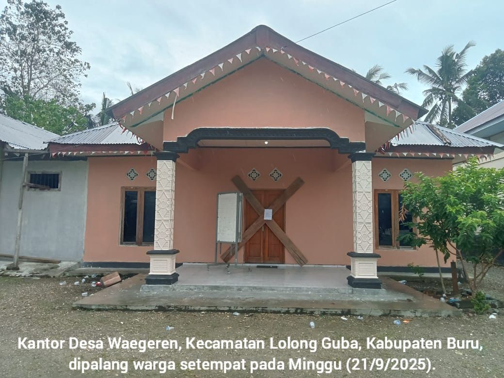 Warga Palang Kantor Desa Waegeren, Protes Istri Kades Rangkap Empat Jabatan