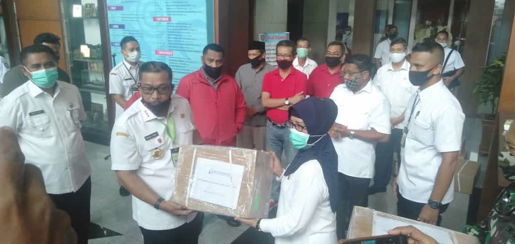 Bantu Pasien Covid-19, Murad Ismal Serahkan 3 Unit Ventilator Bagi  2 Rumah Sskit di Kota Ambon
