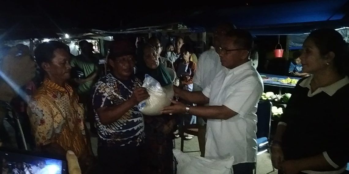 Fatlolon Bersama Istri Kunjungi dan Beri Bantuan Bagi Korban Kebakaran di Pasar Ngrimase