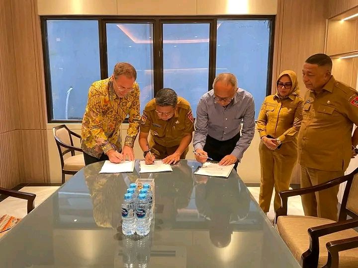 Pemkot Ambon Teken MoU Investasi Blue Economy dengan Kadin dan TFL Hongkong