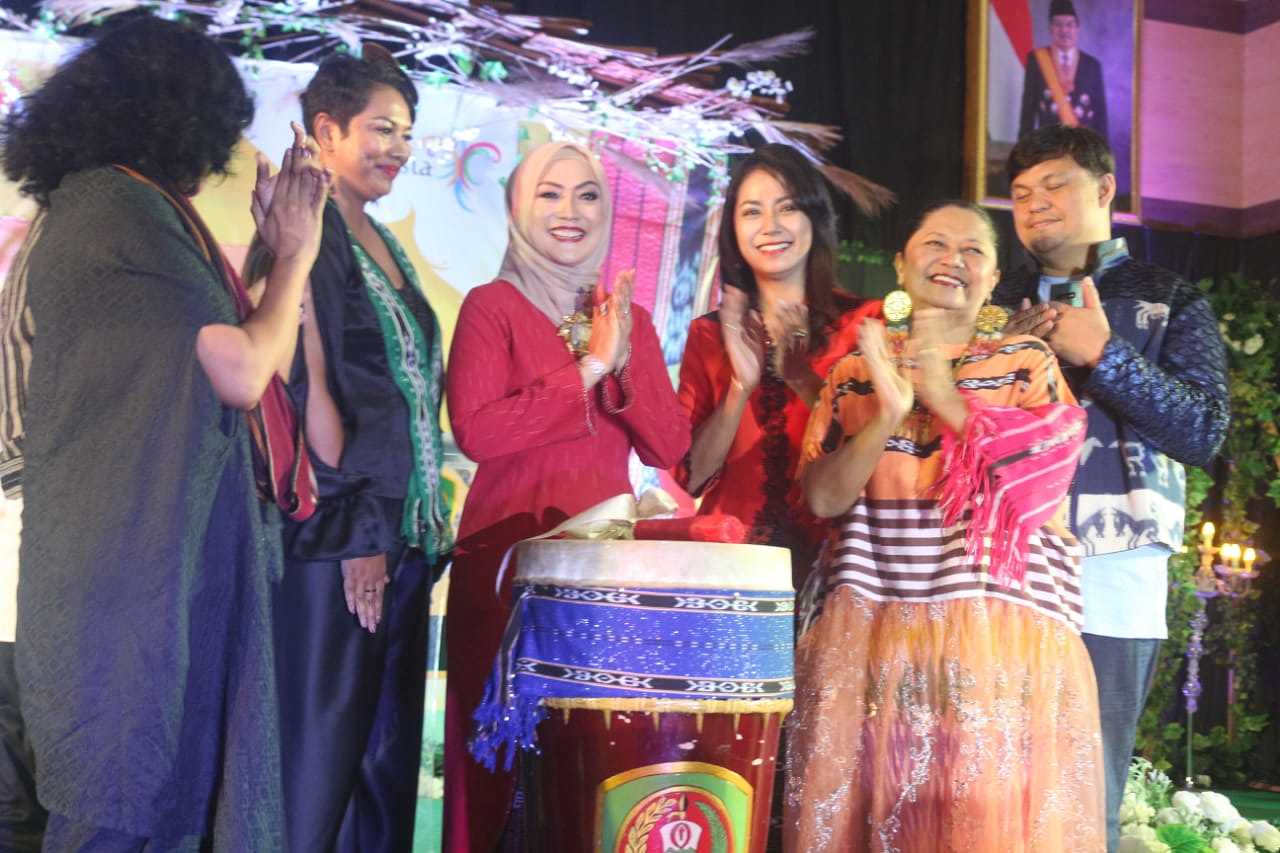 Fashion Show Modifikasi Kain Tenun Cara Tepat Promosi Produk Lokal Maluku