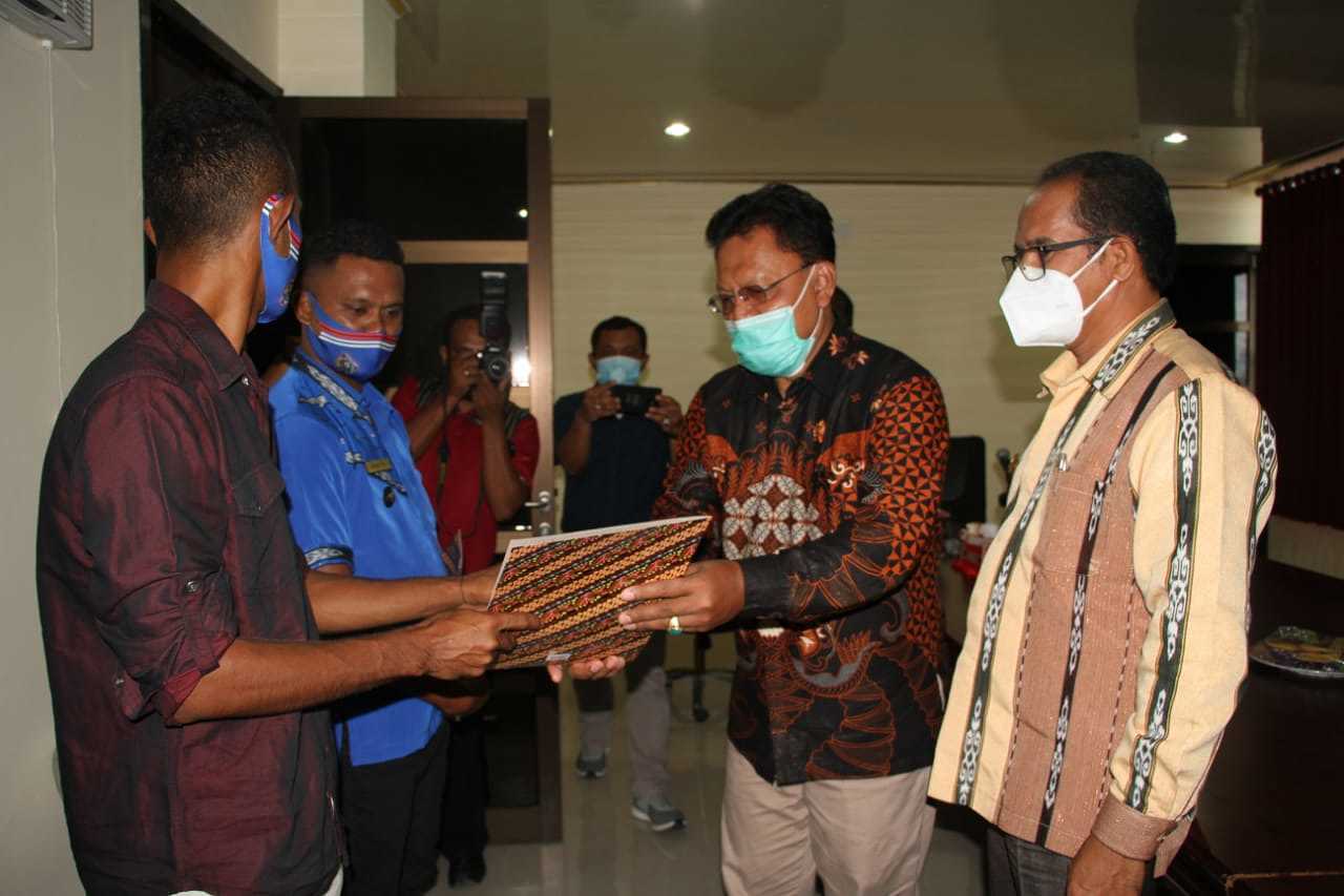 Utuwaly Bersama Kanwil BPN Maluku Serah  Sertifikat Bagi Warga Desa Makatian