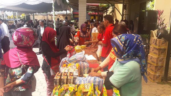 Sambut Hari Raya Waisak Masyarakat Padati Pasar Murah
