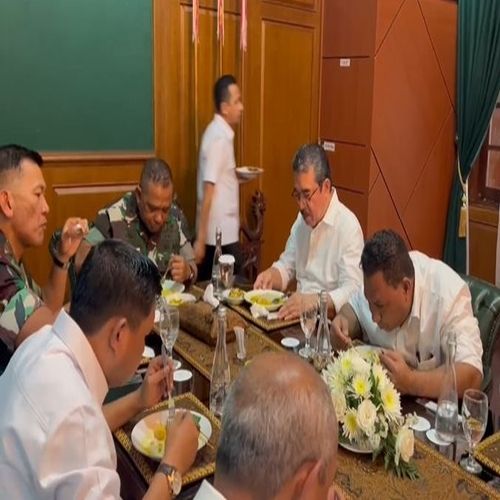 Papeda dan Ikan Kuah Kuning Warnai Makan Siang Bersama Mayjen Arnold Ritiau Bersama Kepala Daerah se- Maluku