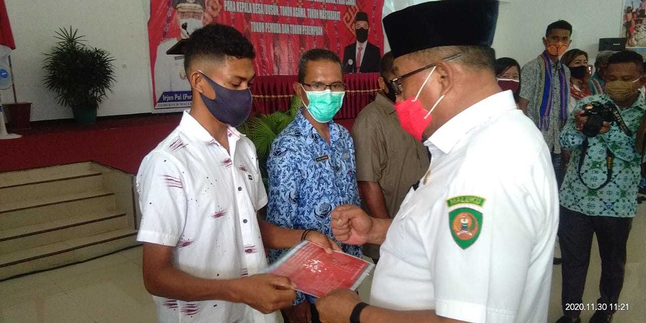 Saat Kunker Ke Kabupaten MBD, Gubernur Maluku Serahkan Bantuan Senilai Rp.313 M 