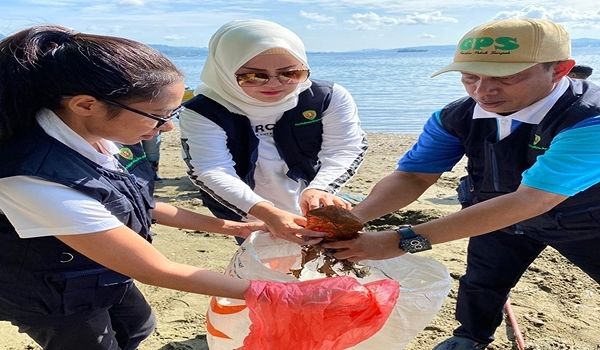 Peringati HPSN 2020, Widya Ikut Aksi Bersih Sampah dan Tanam Mangrove di Teluk Ambon