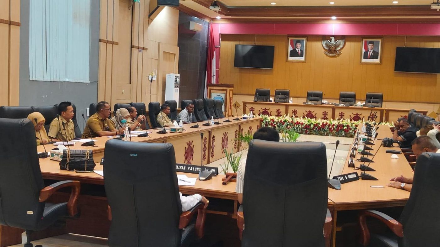 Komisi II DPRD Kota Ambon Gelar Rapat Dengar Pendapat Tuntaskan Polimik di SDN 90 Wayame