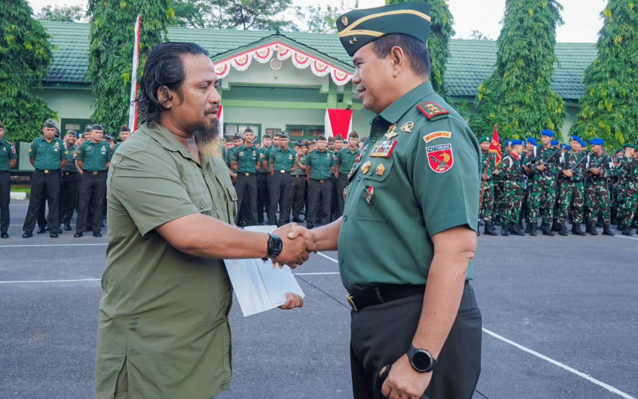 PANGDAM XV/PATTIMURA SERAHKAN PERGHARGAAN BAGI SERKA SAHUPALA 