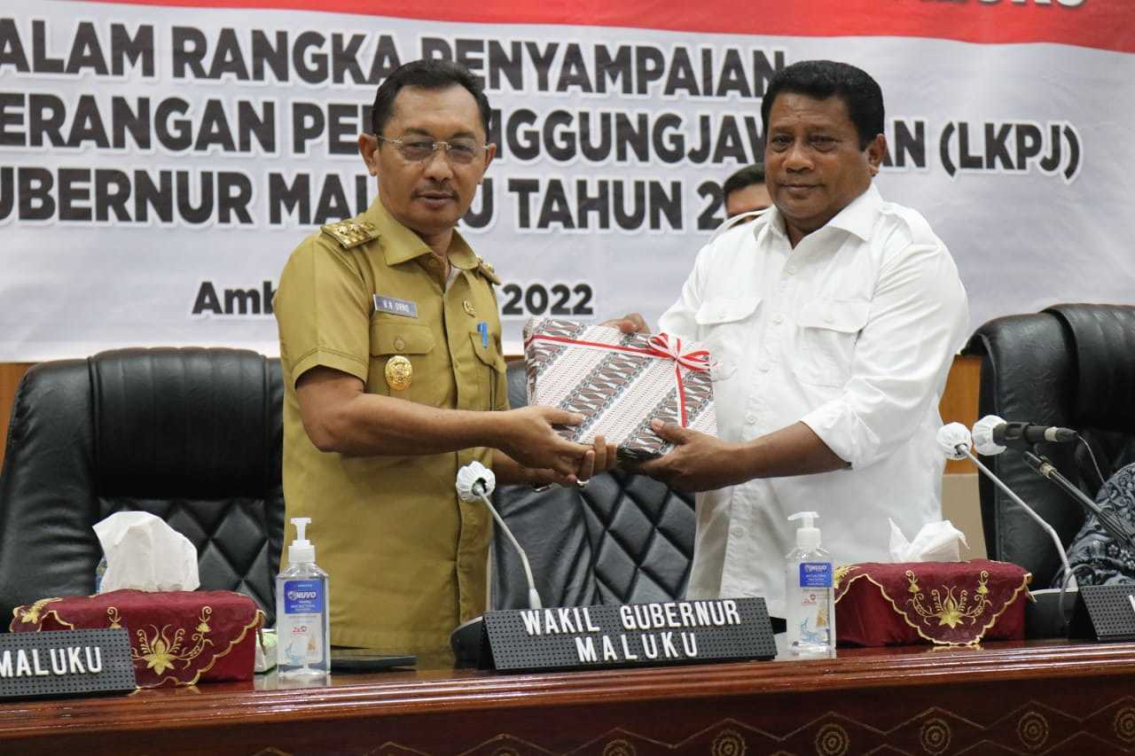 Wagub Orno Serahkan LKPJ kepada DPRD Maluku