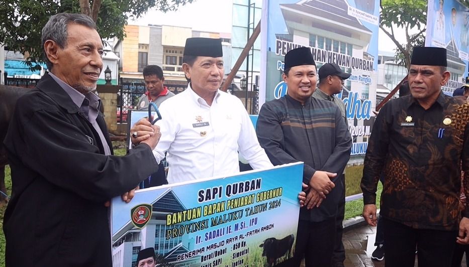 JELANG IDUL ADHA 1445 H, SADALI SERAHKAN BANTUAN SAPI QURBAN