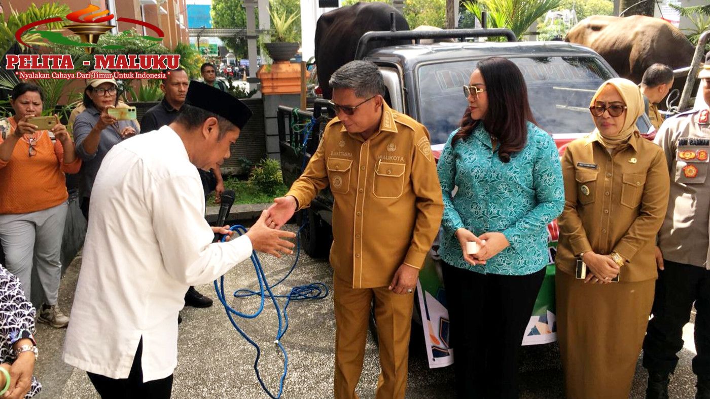 Salurkan Hewan Kurban, Wali Kota Ajak Warga Rawat Harmoni Ambon