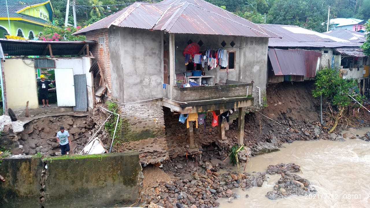 Banjir-Tanah Longsor Negeri Larike Kesedihan Yang Mendalam 