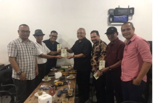 Wartawan Senior Sumut Choking, Serahkan Buku ke Sekjen Bawaslu RI