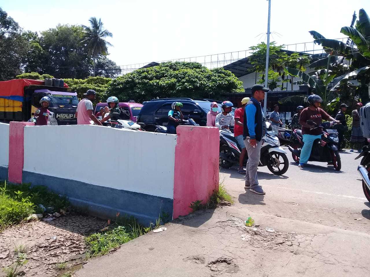 Kecewa Raja Tulehu Belum dilantik, Ratusan Warga Blokir Jalan