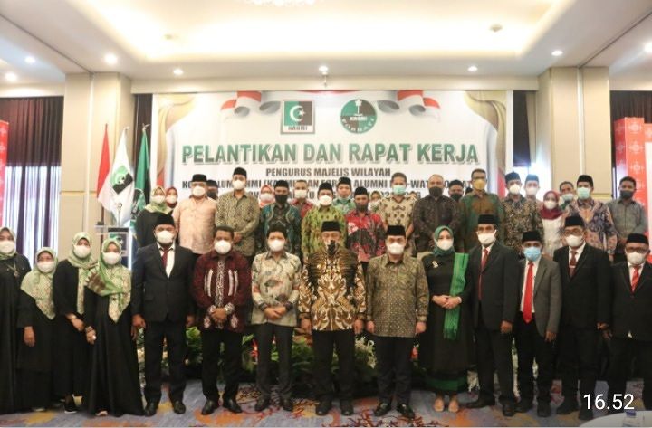 Ahmad Riza Patria Serahkan Piagam Kehormatan Majelis Nasional KAHMI Bagi Gubernur MI