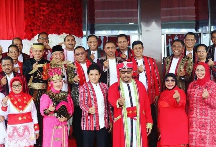 GUBERNUR PIMPIN PERINGATAN DETIK DETIK PROKLAMASI RI KE 77, NYANYIKAN LAGU MALUKU TANAH PUSAKA