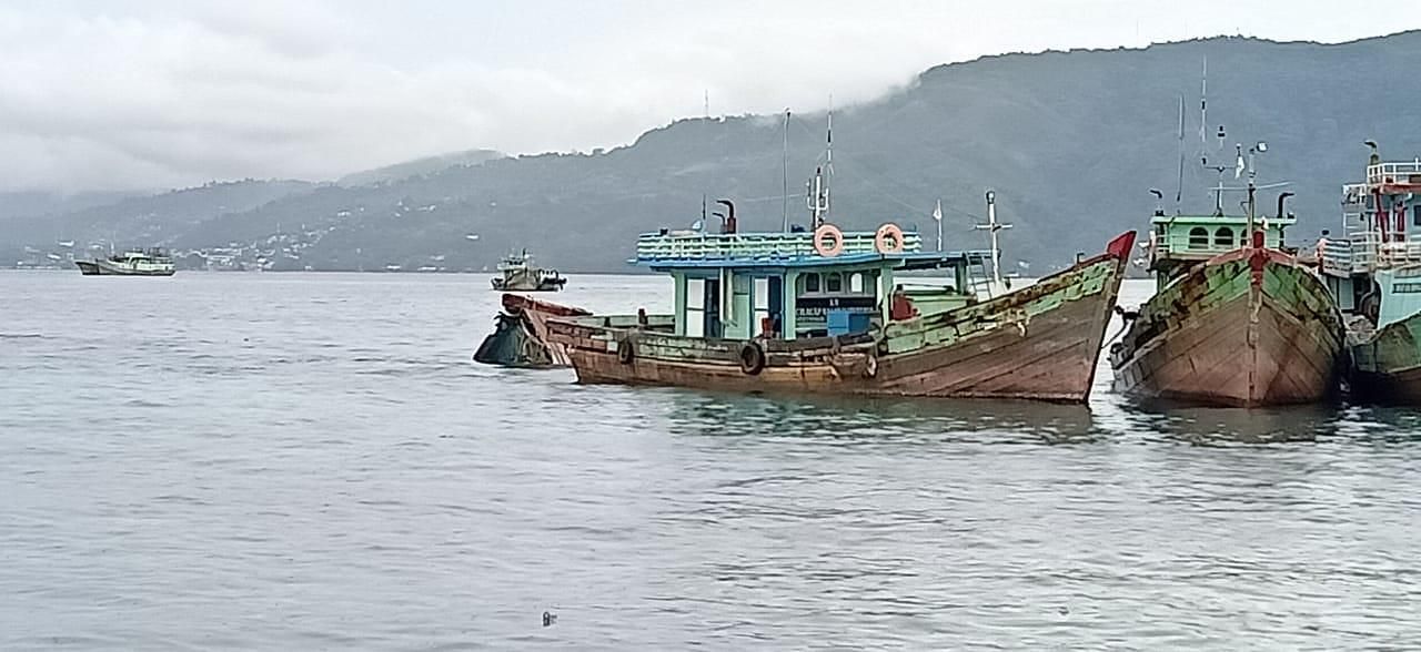 Akibat Cuaca Ektreem, KM Surya Jaya Tenggelam Di Dermaga Lanud Pattimura