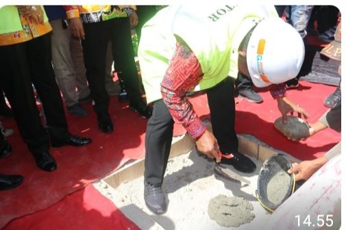 GUBERNUR LETAKAN BATU PERTAMA PEMBANGUNAN PASSAR MARDIKA HABISKAN DANA 122,7 M