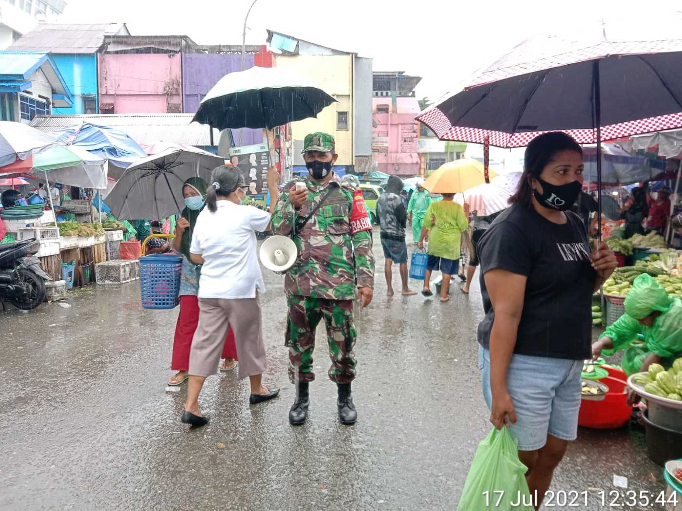 Babinsa Koramil 02 Terus Pantau PPKM Mikro Di Pasar   