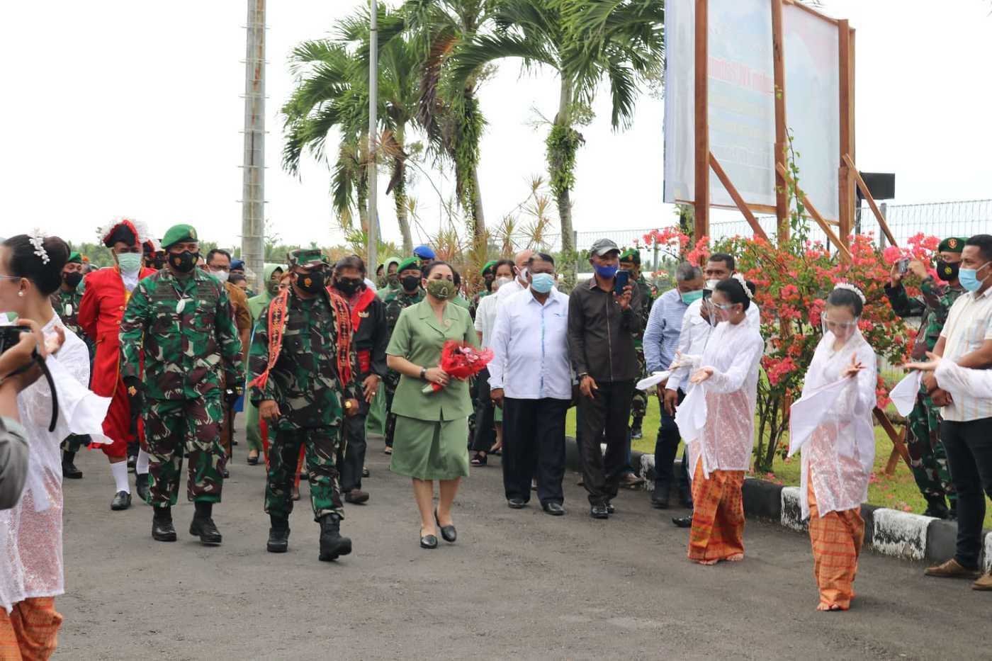 Anak Daerah Masuk Kodam, Rahawarin Dan Istri Di Sambut Tarian Cakalele-Tari Lenso 