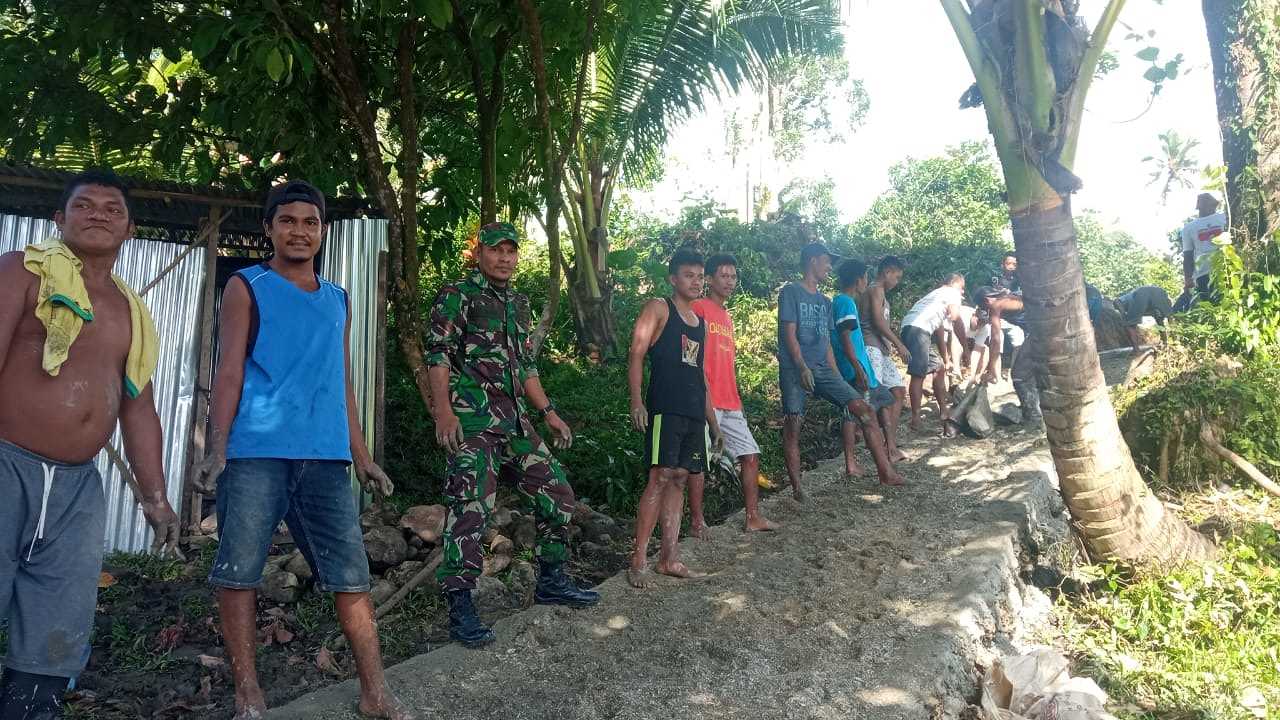 Tingkatkan Kemanunggalan, Babinsa Tulehu Bantu  Warga Bangun Jalan Setapak