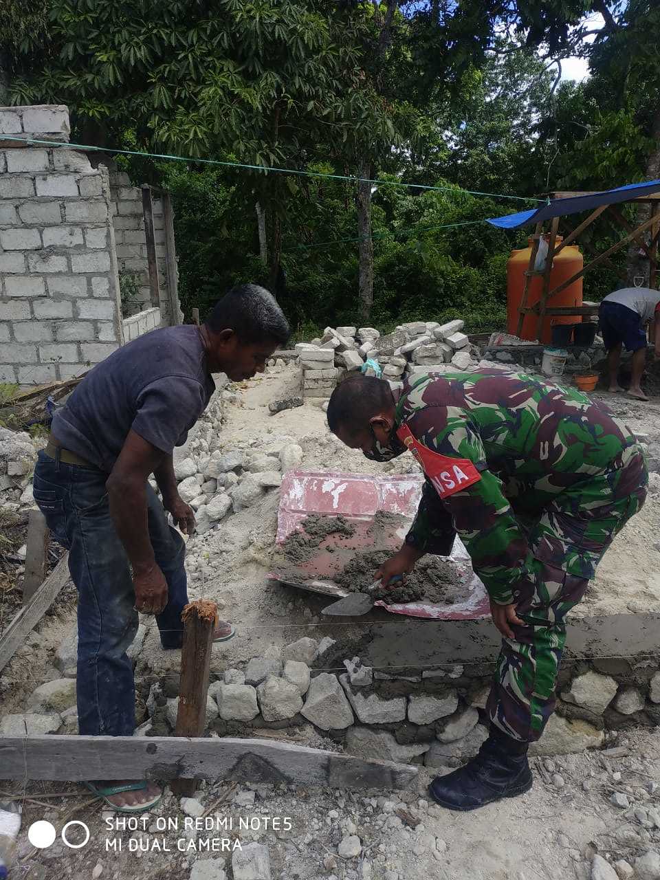 Warga Suli bangun Rumah dibantu Babinsa Koramil 1504/Salahutu