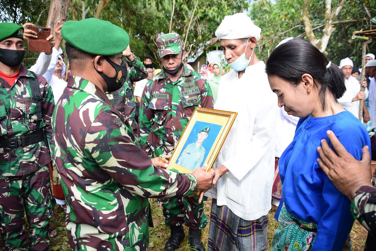 Danrem  Pimpin Langsung Upacara Pemakaman Militer Praka Alif Nur M. Angkotasa