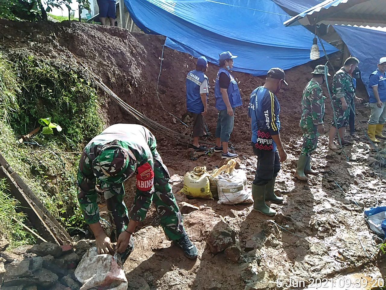 Longsor Kayu Putih  Babinsa Bantu Tagana, BPBD dan Warga Angkut Material