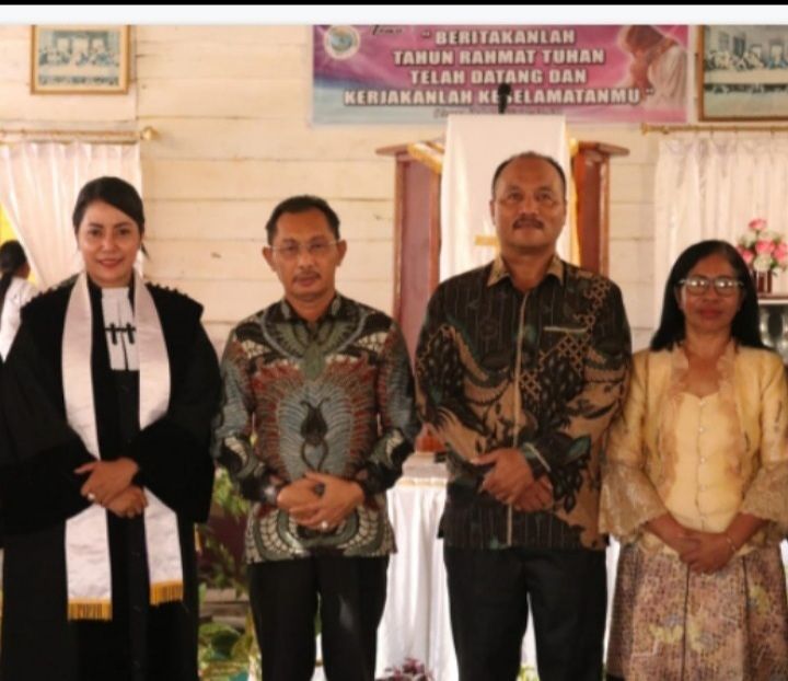 WAGUB LETAKKAN BATU ALASAN MIMBAR  GEREJA PNIEL SIAPUTIH KLASIS SERAM BARAT