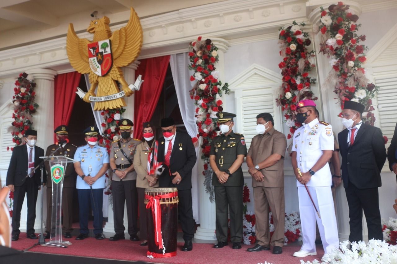 Gubernur Salurkan Bantuan Sembako Presiden Jokowi Jelang HUT NKRI