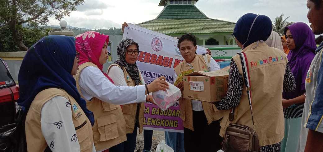 Berbagi Kasih, Empat Lembaga Kunjungi Warga Iha Liang Lengkong