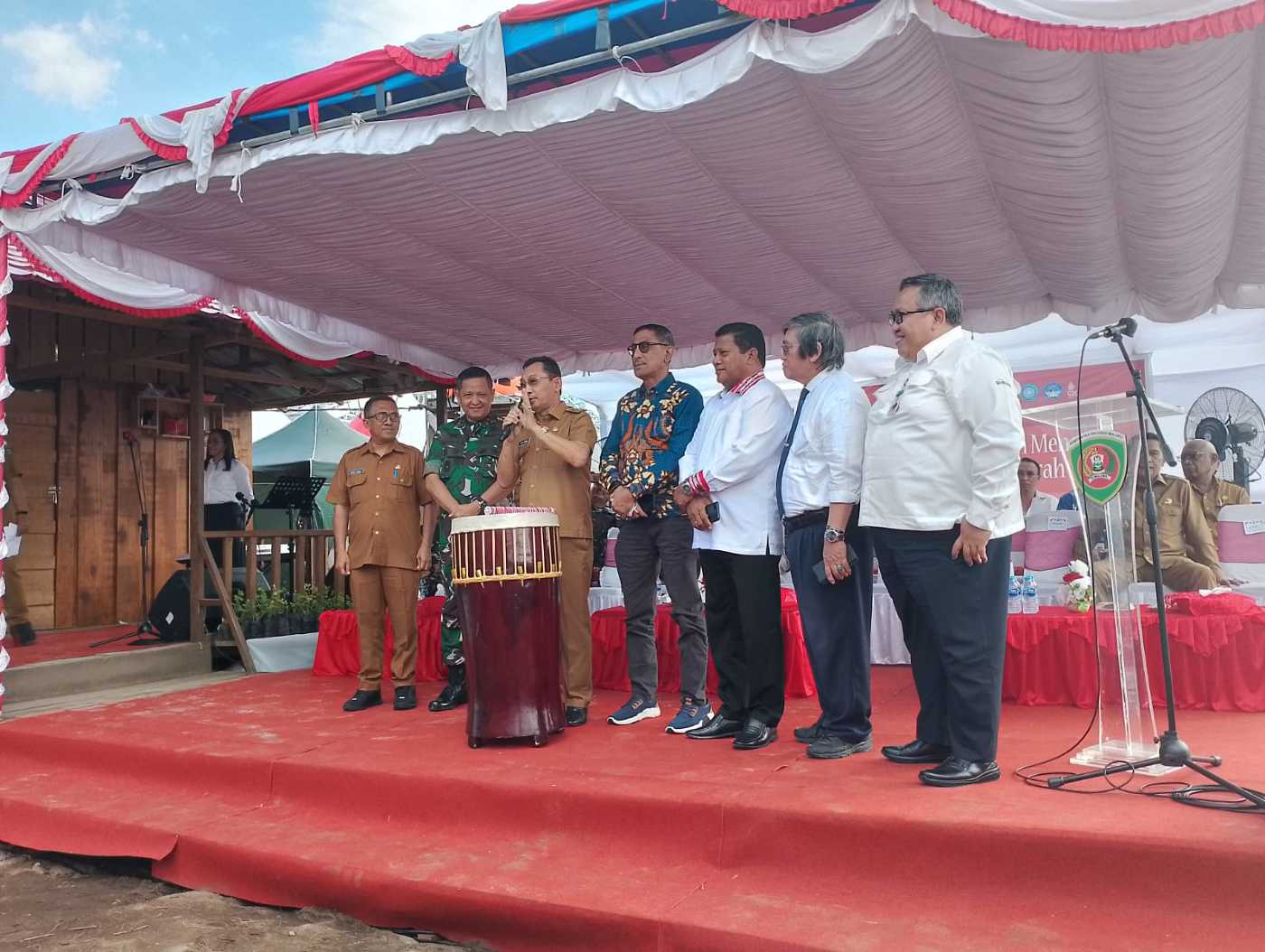 KENDALIKAN INFLASI DAERAH  PEMPROV CANANGKAN GERAKAN TANAM CABAI- BAWANG MERAH