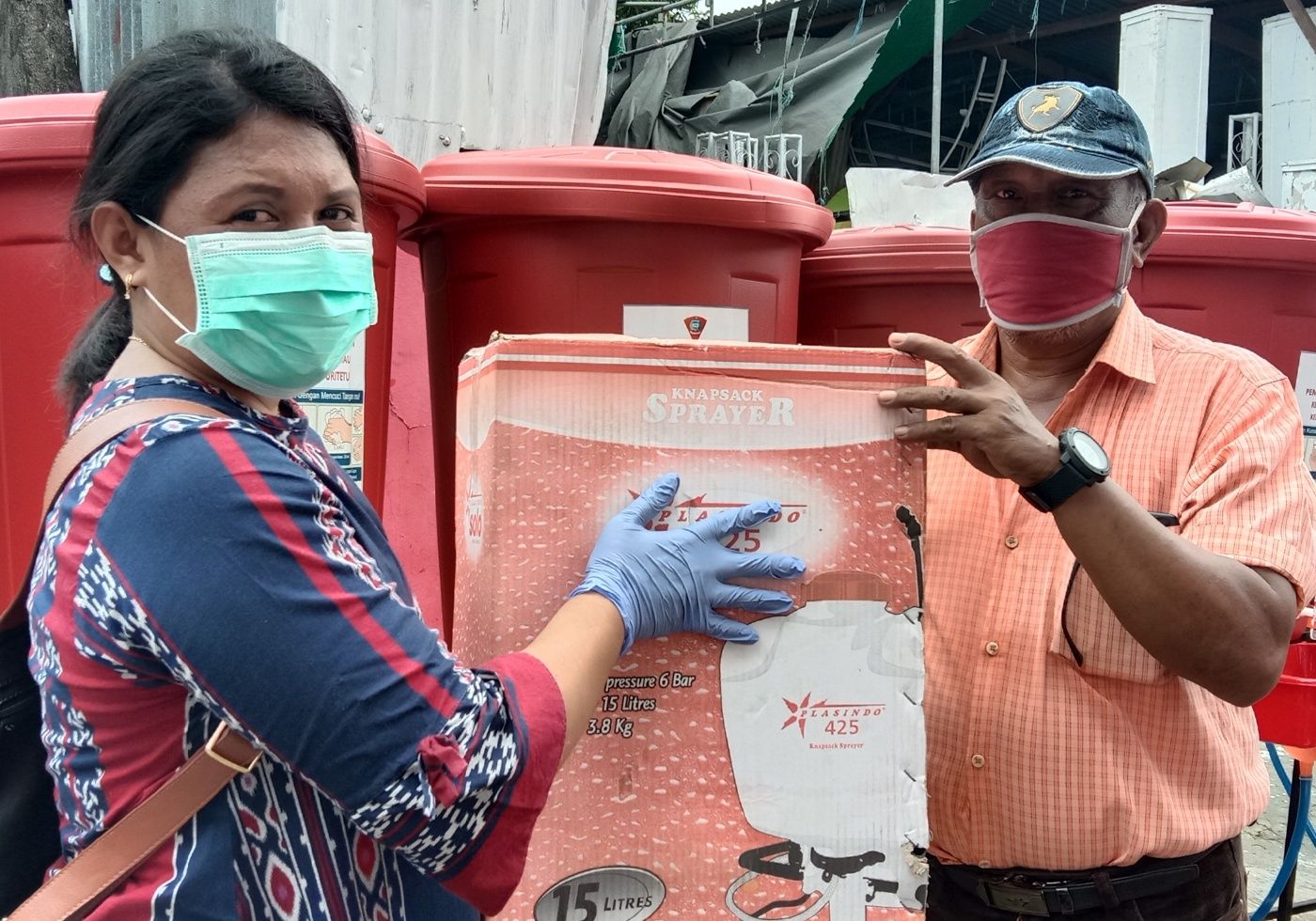 Pemkot : Terus Peduli Warga Bagi Alat Penyemprotan Virus Corona