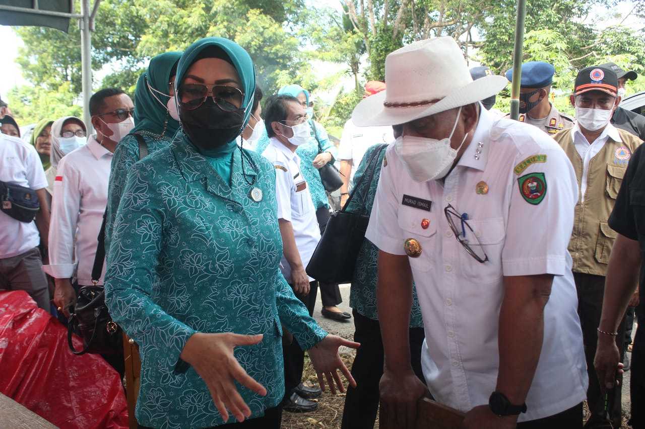 Gubernur Samperin Pengungsi Gempa Tehoru-Widya Serahkan Bantuan