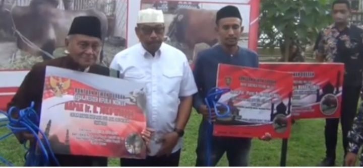 GUB : SECARA SIMBOLIS  SERAHKAN DUA HEWAN KURBAN KE IMAM MASJID AL FATAH