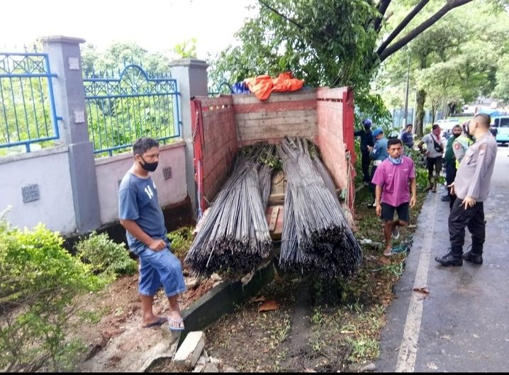 Truk Muat Material Besi Tabrak Pagar Lantamal  IX Halong