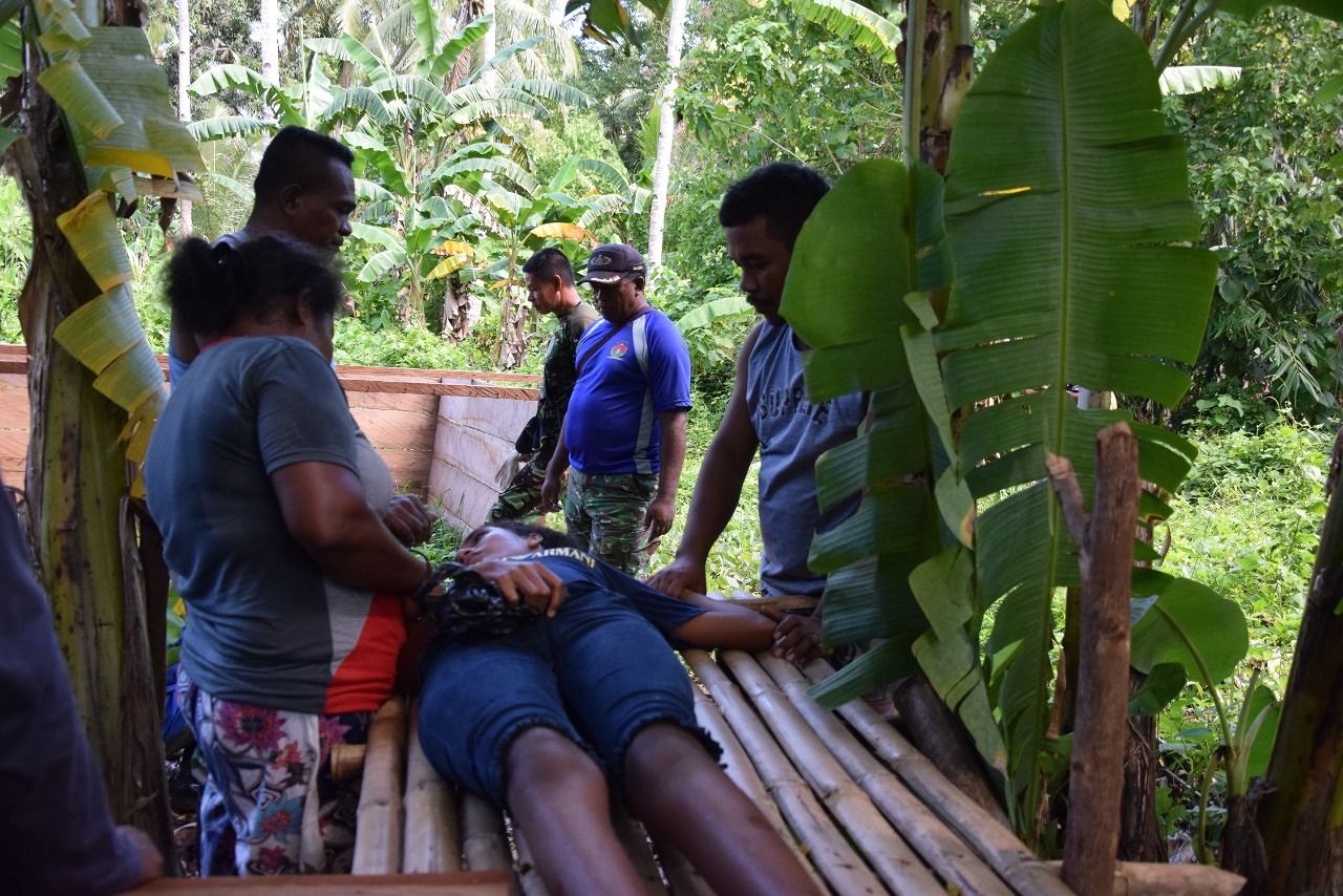 Satgas TMMD Bantu Mengevakuasi Warga Pingsan di Kebun