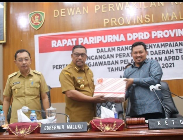 Gub :  Serahkan Ranperda Pertanggungjawaban APBD TA 2021 Di Rapat Paripurna DPRD